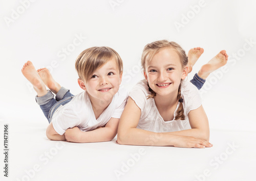 Studioportrait Geschwister in Jeans