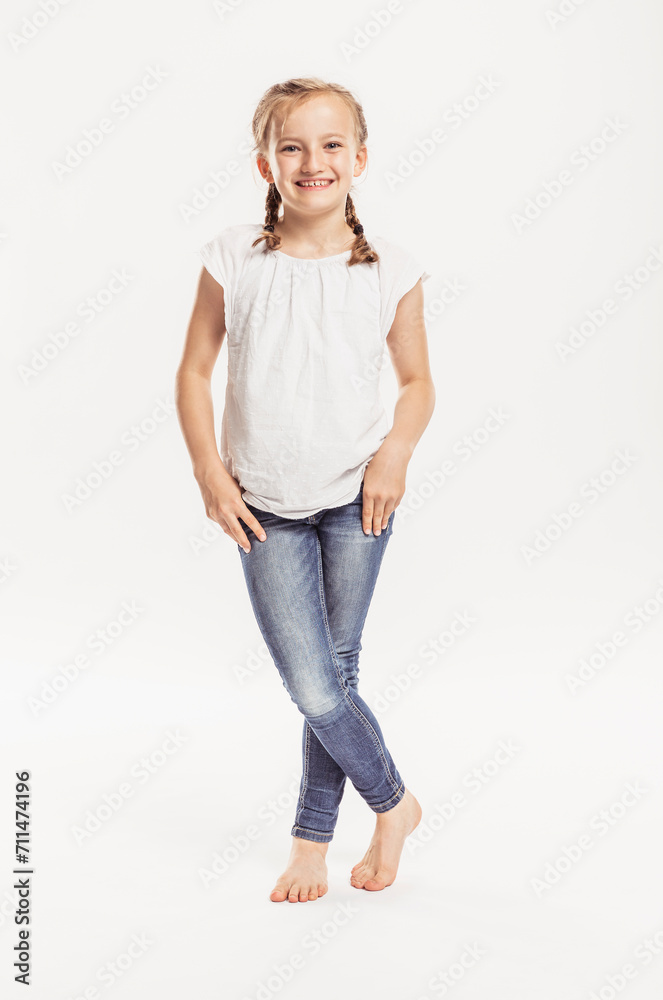 Studioportrait ein Mädel das in der Kamera Lacht Studioportrait ein Mädel das in der Kamera Lacht