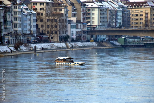 Obraz na płótnie Rheinfähre in Basel im Winter