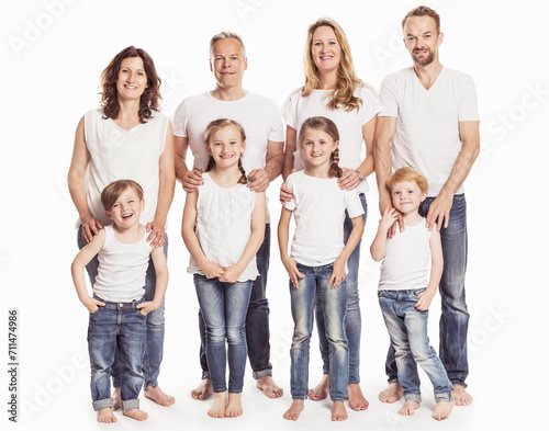 Studioportrait Gruppe Familien barfuss in Jeans  photo