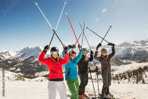 Gruppenbild Freunde am Gipfel und Berge im Hintergrund, lachend beim Skifahren Altenmarkt, Salzburg, Österreich photo