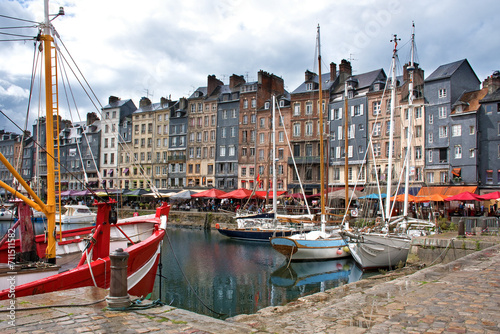 Canvas Print Honfleur, Hafenbecken mit Fachwerkhäusern und Fischerbooten