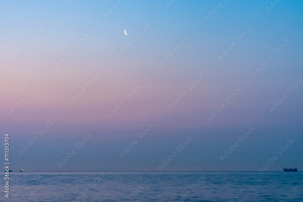 夜明けの空の月と海の船20210310