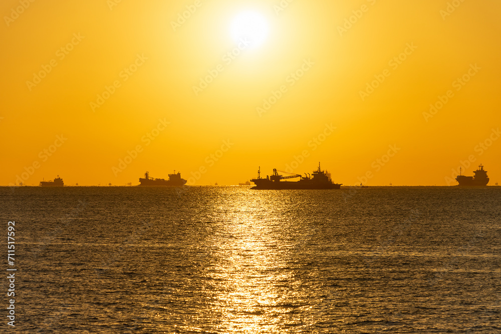 照る朝の太陽と水平線と船たち20201025