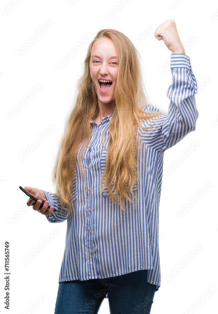 Obraz premium Blonde teenager woman using smartphone annoyed and frustrated shouting with anger, crazy and yelling with raised hand, anger concept