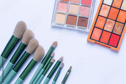 Convert and make-up cosmetics,Multi-size face makeup converter and multi-colored tabletop makeup kit.