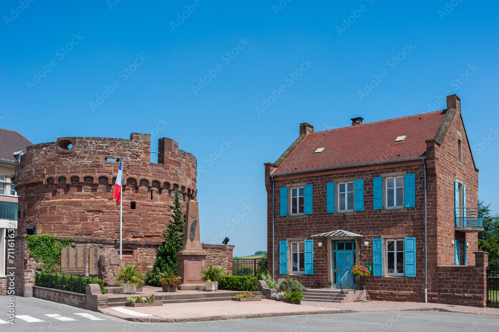 Gebäudeensemble mit dem sogenannten Runden Turm als Teil des ehemaligen Schlosses in Wasselonne. Department Bas-Rhin in der Region Elsass in Frankreich