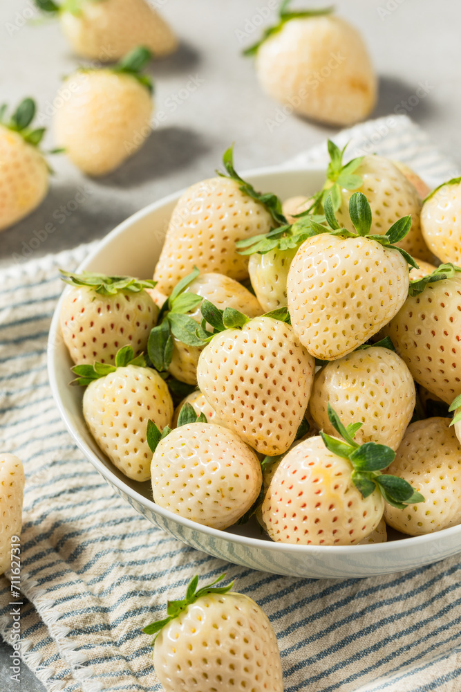 Organic Raw White Pineberry Strawberry Organic Raw White Pineberry Strawberry