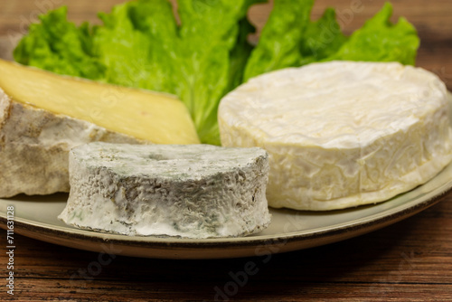 assiette de fromages français sur une planche, en gros plan