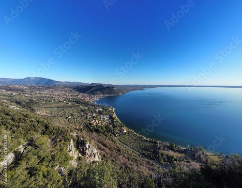 Vista panoramica sul Lago di Garda (Italia) Foto dal drone