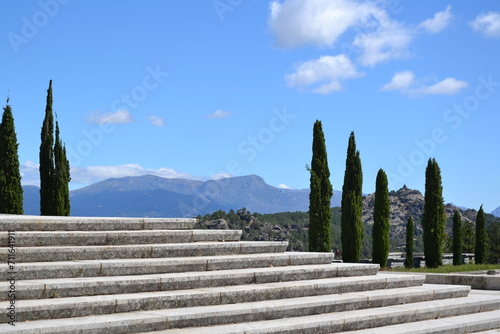 Basilique de la Sainte Croix, espagne, 13 aout 2015 : escalier montant au mausolée de Franco devant la Basilique de la Sainte Croix