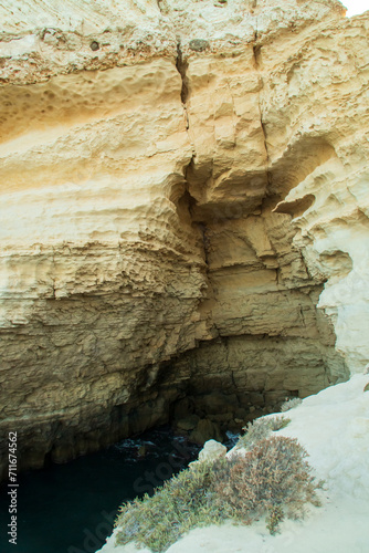 Entrada a la cueva de Las Palomas en Las Negras, Almería, España. Cueva litoral afectada por la erosión marina en las costas de cabo de Gata en el mar Mediterráneo.
