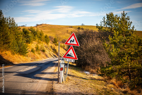 A road sign informing about a street with a significant slope and sharp turns