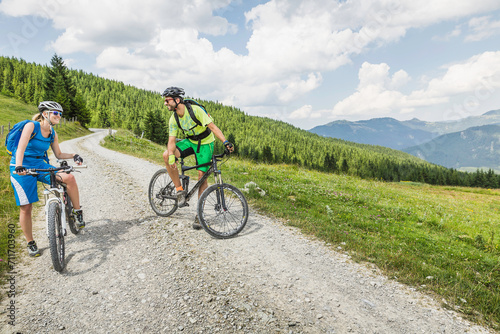 Mann macht Pause mit Mountainbike, Österreich photo