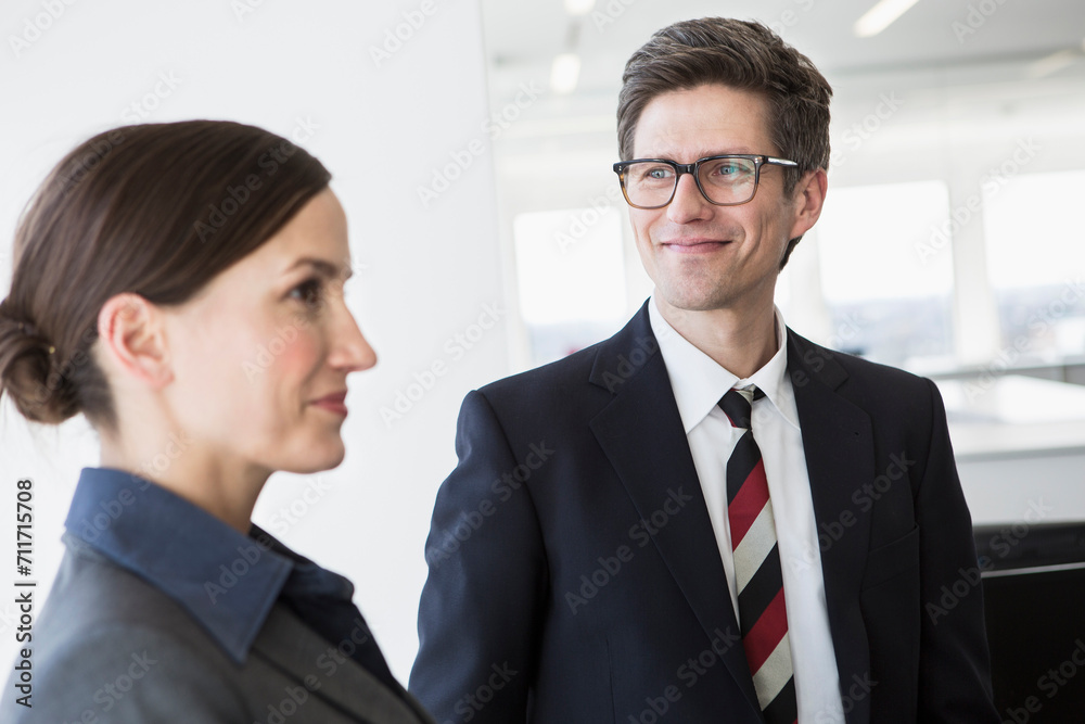 männliche und weibliche Kollegen stehen bei Meeting zusammen in grossen Loftbüro, München, Deutschland männliche und weibliche Kollegen stehen bei Meeting zusammen in grossen Loftbüro, München, Deutschland
