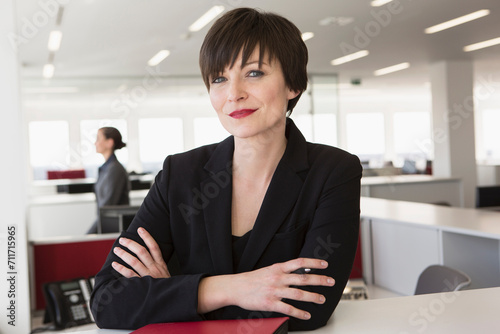 Portrait junge Businessfrau in grossen Loftbüro, München, Deutschland
