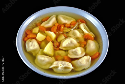 Pelmeni-Suppe/Eintopf, mit Kartoffeln, Möhren und Zwiebeln