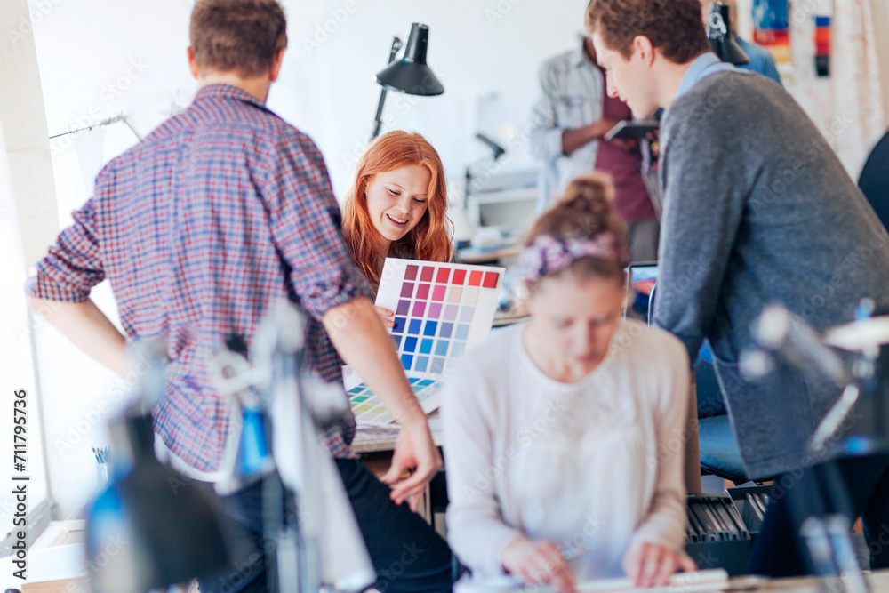 Obraz premium Coworkers discussing a project in a modern office