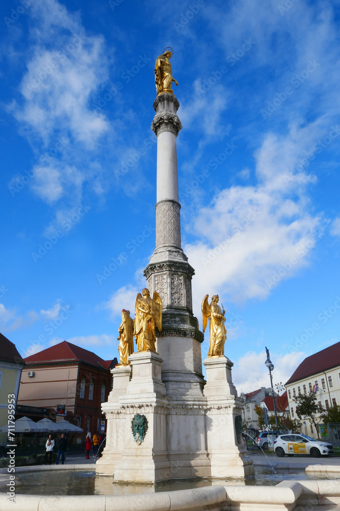 Zagreb-Skulptur des Goldenen Engel vor der Kathedrale