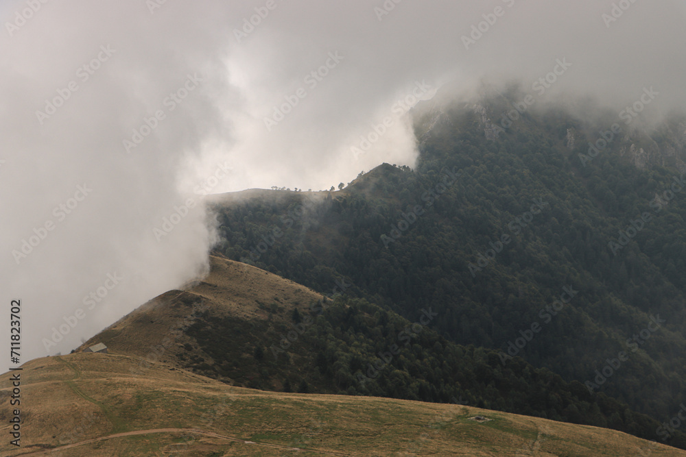 Plötzlicher Wetterwechsel am Monte Bregagno über dem Comer See; Eine Regenfront zieht von Osten über den Kamm