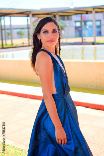 Hermosa mujer caucasica posando con elegante vestido en un dia de verano 