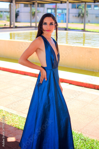 Hermosa mujer caucasica posando con elegante vestido en un dia de verano  © Christian