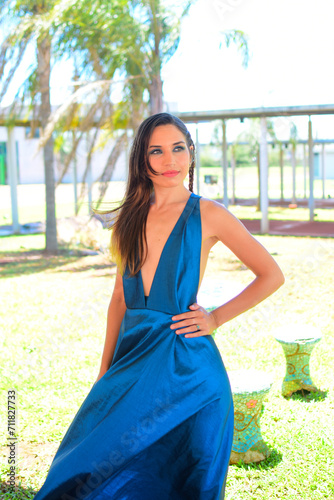 Hermosa mujer caucasica posando con elegante vestido en un dia de verano 
