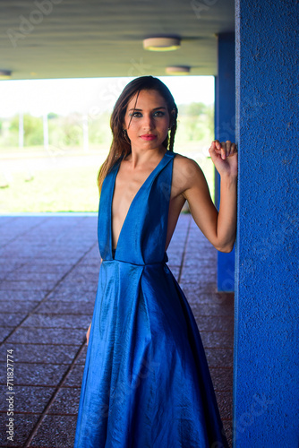 Hermosa mujer caucasica posando con elegante vestido en un dia de verano 