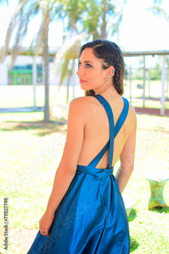 Hermosa mujer caucasica posando con elegante vestido en un dia de verano 