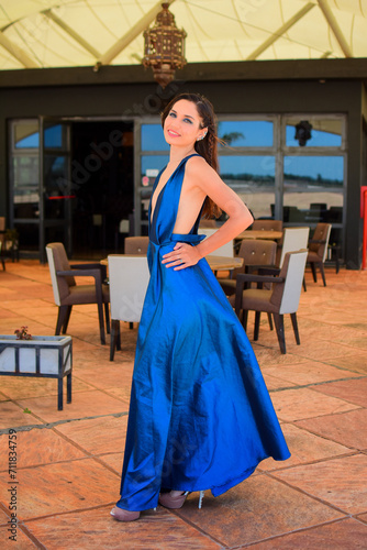 Joven modelo hermosa de nacionalidad argentina posando con un hermoso vestido color azul 