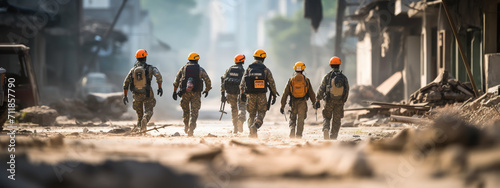 Fotografia rescuers are digging earthquake rubble to find survivors.