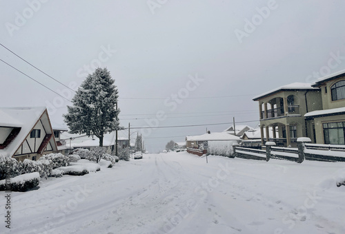 Heavy snowfall in a Metro Vancouver neighborhood on January 17, 2024 in British Columbia, Canada. © StandbildCA