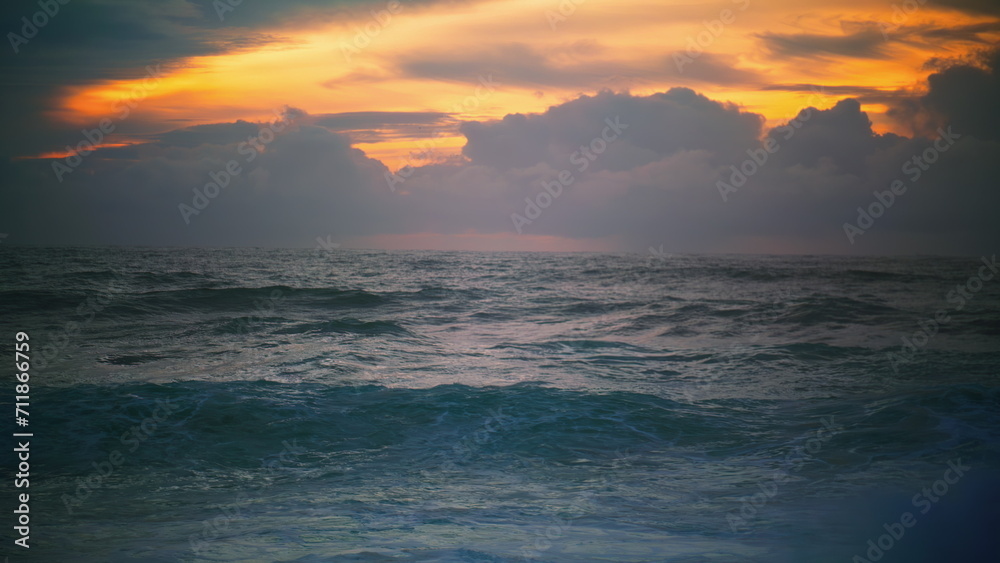 Obraz premium Waves rolling early morning seashore. Breathtaking seascape horizon at cloudy
