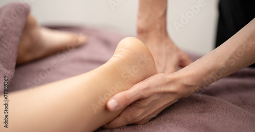 Obraz na płótnie Masseur Providing a Deep Tissue Leg Massage at Spa w salonie