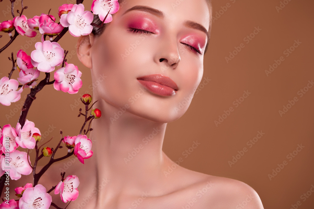 Photo of stunning gorgeous lady with pink cherry blossom enjoy lotion asian herbal medicine procedure Photo of stunning gorgeous lady with pink cherry blossom enjoy lotion asian herbal medicine procedure