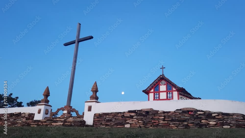 time lapse do nascer na lua com igreja e cruzeiro na cidade de Paracatu, Estado de Minas Gerais, Brasil