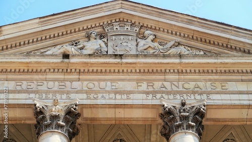 Fotografie "République française" et devise nationale "Liberté, égalité, fraternité" inscri