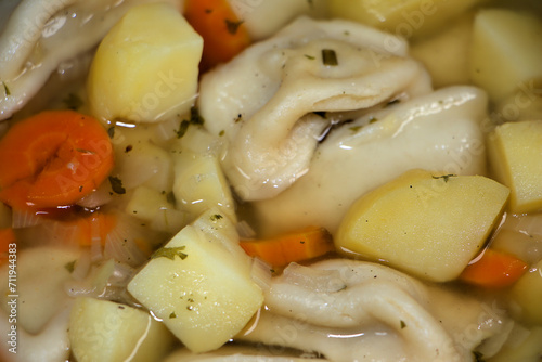 Pelmeni-Suppe Eintopf mit Kartoffeln  M  hren und Zwiebeln.