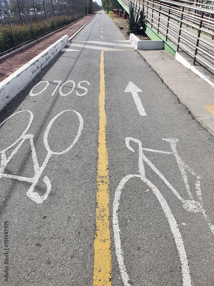 Obraz premium ciclopista en la mañana