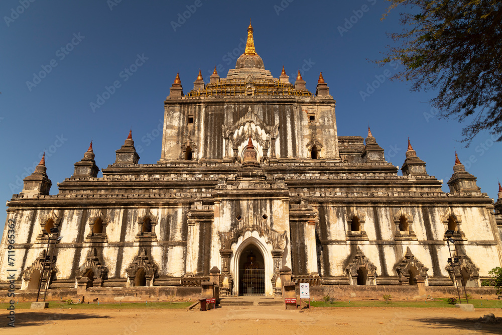 Fototapeta premium Front view of the famous Buddhist Thatbyinnyu temple, under the relentless sun and heat of the dry season, Bagan, Burma