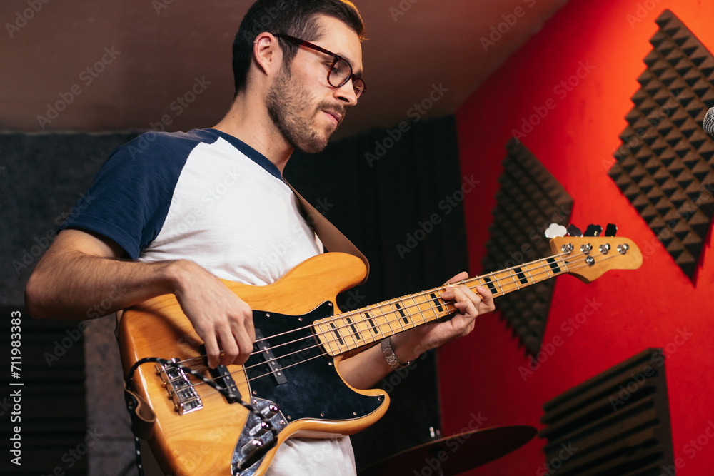 Obraz premium Close-up of a musician playing bass