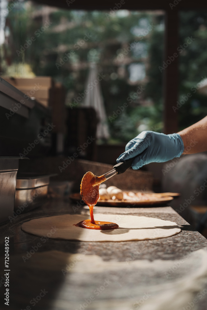 Obraz premium making pizza