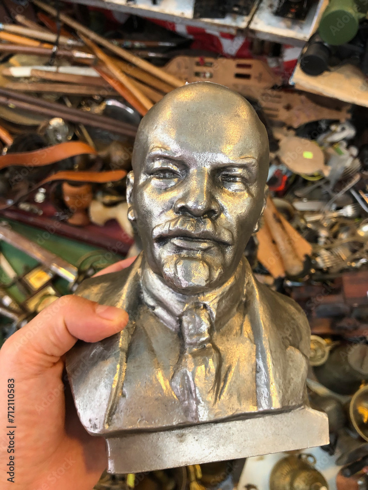 Obraz premium Small communist icon being sold at the market