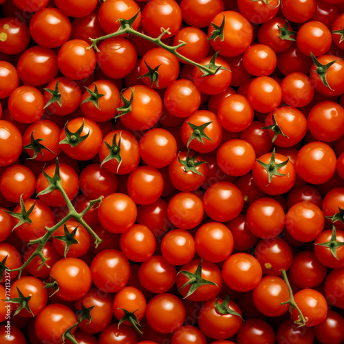 fondo con detalle y textura de multitud de tomates cherry con tonos rojos y reflejos de luz
