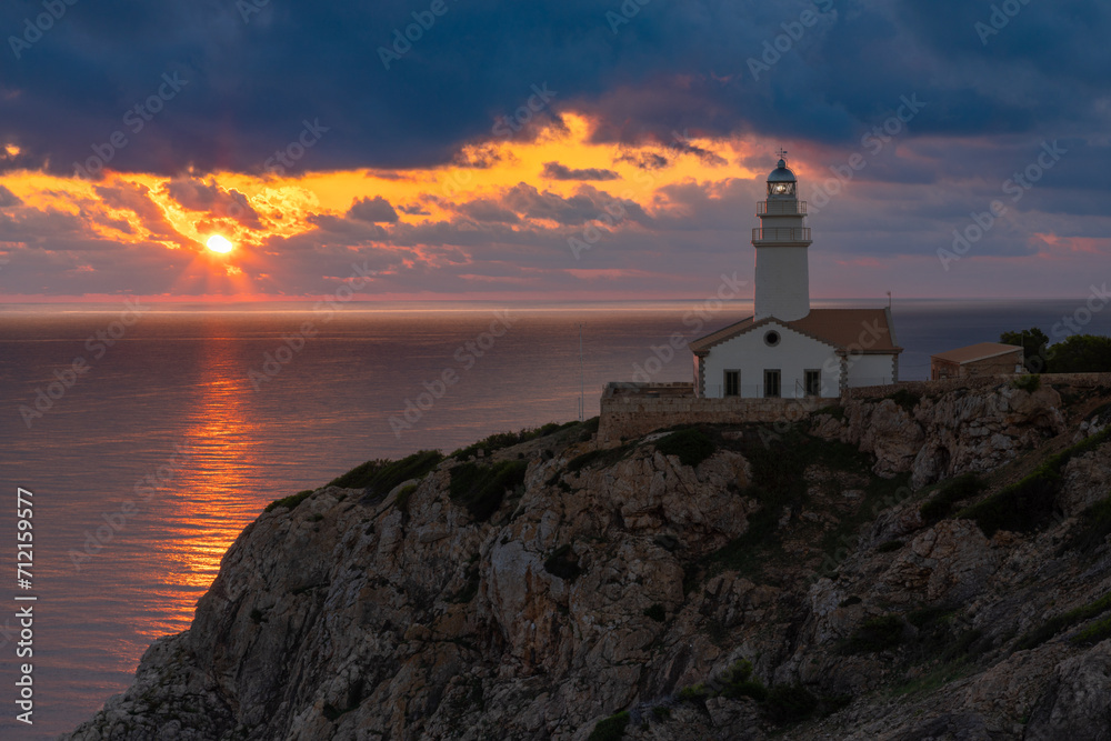 Sonnenaufgang am Leuchtturm von Capdepera bei Cala Rajada, Mallorca