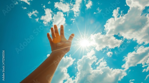 明るい陽射しと空を仰ぐ手 