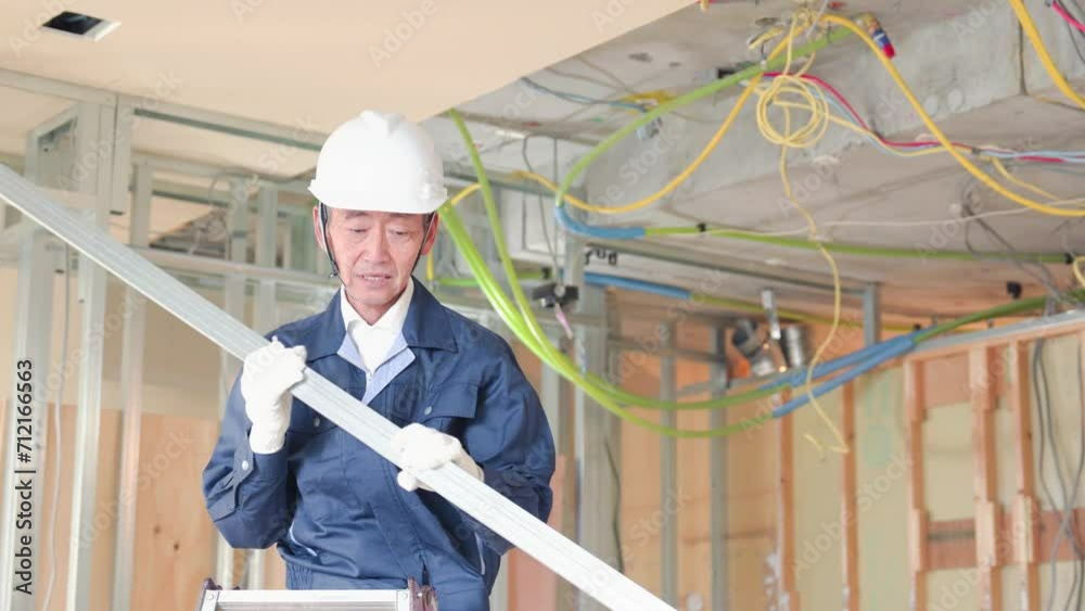 建設現場で働く大工 建設現場で働く大工
