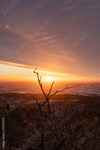 Wschód słońca ze szczytu wieży widokowej na szczycie góry Ślęża, Polska © Kacper
