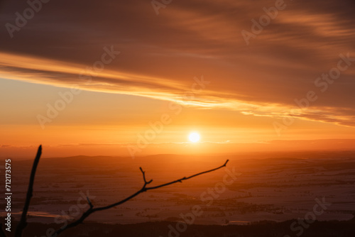 Wschód słońca ze szczytu wieży widokowej na szczycie góry Ślęża, Polska