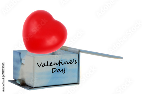 Concept Saint-Valentin avec des cœurs de différentes tailles sortant d'une boîte sur fond blanc